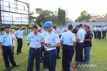 Satpom Lanud HAS Hanandjoeddin periksa gawai personel cegah judi daring