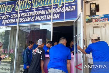 Lima ruko agen travel umroh Silver Silk di Pekanbaru dikosongkan paksa