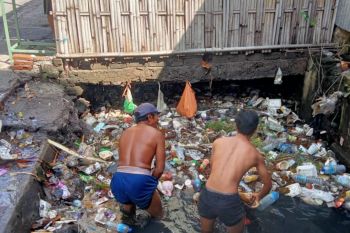 Dinas PUPR angkut enam ton sampah sisa banjir di Mataram
