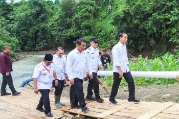 Mentan mendampingi Presiden Jokowi tinjau pompanisasi di Bantaeng