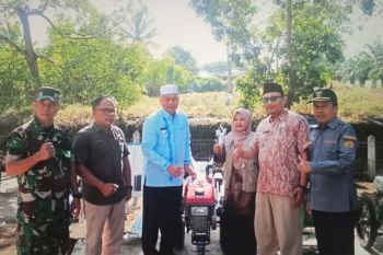Pemkab Pasaman Barat salurkan sarana prasarana pertanian ke petani