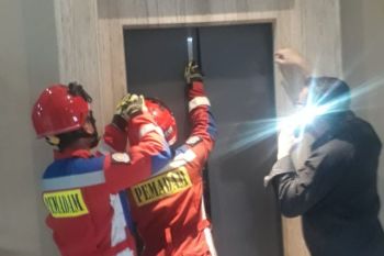 Enam orang terjebak di dalam lift di Jakarta