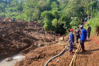 Tim SAR perpanjang pencarian korban longsor di Dusun Sukorejo Blitar