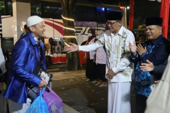 Wabup Sleman menyambut kedatangan jamaah haji kloter kedua