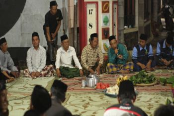 Warga Karanganom "suronan" bersama mahasiswa KKN MIT Posko 21