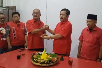 PDIP Yogyakarta gelar tumpengan HUT ke-58 Hasto Kristiyanto