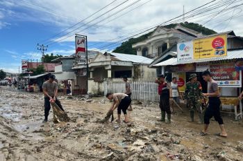 Lumpur dan batu akibat banjir turut dibersihkan anggota Polresta Gorontalo