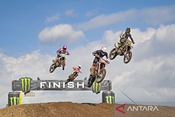 Tajuk ANTARA NTB - Debu dan jejak integritas di lintasan motocross