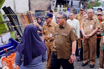 Pj Bupati Muara Enim serahkan bantuan bagi korban kebakaran di Tungkal