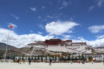 Melihat Lhasa dari dekat, "Tanah Suci" repositori ajaran Buddhisme Tibet