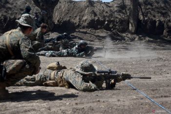 Latihan menembak bersama TNI AL dan UCMC