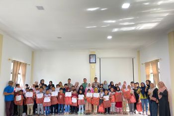 Pemdes Kubang Tangah Sawahlunto beri penghargaan pada pelajar berprestasi