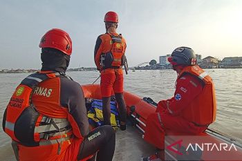 Pekerja perbaikan Jembatan Kertapati Palembang jatuh, jasadnya terbawa arus sungai