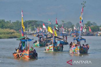 Ribuan warga ikuti tradisi Sedekah Laut di Pantai Tawang Kendal