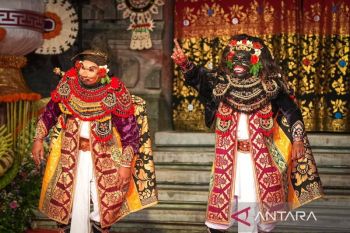 Sanggar Seni Surya Art tampilkan Topeng "Dalem Batu Putih Dalem Batu Selem" pada PKB