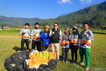 Pj Gubernur Adhy jajal serunya paralayang di Kota Batu