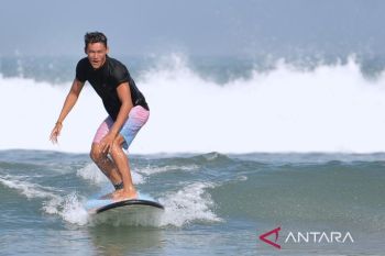 Rio Waida melaju ke babak 32 besar WSL Portugal Pro