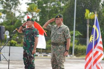Indonesian and Malaysian armed forces conduct joint border patrol