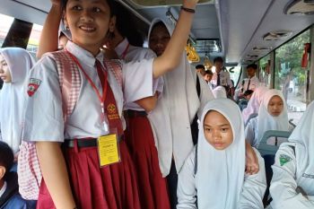 Pelajar Kediri manfaatkan bus sekolah pada hari pertama masuk
