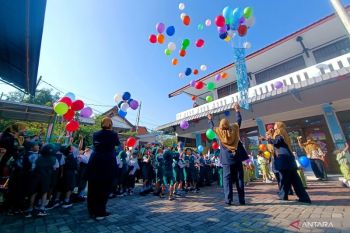 Tandai MPLS, KB-TK Al Wahyu Surabaya lepas puluhan balon