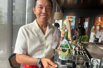 Perajin Bali tampilkan perhiasan dari sampah botol kaca