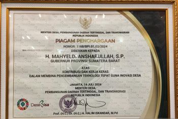 Gubernur Mahyeldi Raih Lencana Abdi Inovasi Desa dari Kemendes PDTT Berkat Kegigihan Membina Teknologi Tepat Guna