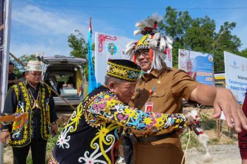 Pagelaran Seni Budaya Dayak dan Pekenu Untuk Melestarikan Budaya
