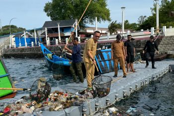 Pemkot angkat 2 ton sampah dari Teluk Sabang, umumnya sampah plastik