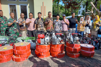 Bupati Rusma Yul Anwarserahkan bantuan Alsintan kepada kelompok tani