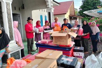 Sekdakab Mawardi Roska serahkan bantuan kebakaran di Kampung Bungo Pasang