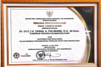 Gubernur Kaltara Raih Piagam dan Lencana Abdi Inovasi Desa dari Kemendes PDTT