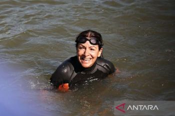 Wali kota Paris, Anne Hidalgo, berenang di Sungai Seine menjelang Olimpiade