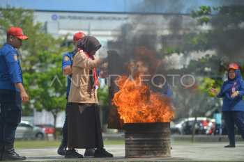 Edukasi pemadaman api saat MPLS di Padang