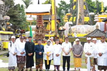 Dua tempat ibadah di Lumajang terima bantuan PLTS dari Pemprov Jatim