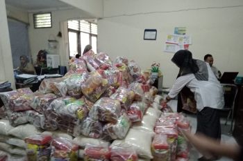 Penyandang disabilitas di Mataram dapat bantuan paket sembako