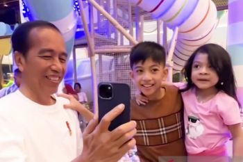 Jokowi temani Jan Ethes-La Lembah bermain di playground