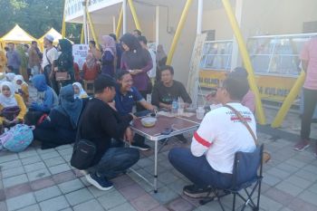 Disdag bantu alat dagang bagi UMKM kuliner di Teras Udayana Mataram