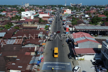 Garis biru penanda batas aman tsunami di Padang