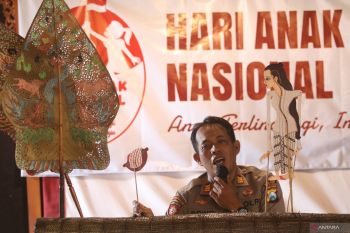 Peringatan Hari Anak Nasional bersama polisi