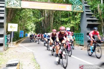 Seratusan pembalap adu cepat 153 kilometer etape dua ITdBI di Banyuwangi