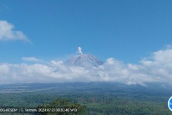 Gunung Semeru erupsi tiga kali, status waspada