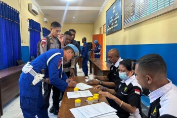 99 personel Polairud Polda NTT jalani tes urine untuk deteksi narkoba