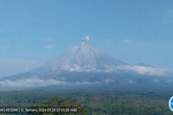 Gunung Semeru beberapa kali erupsi tinggi, masyarakat harus hati-hati