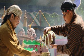 Dinas Kebudayaan Kulon Progo menggelar ritual jamasan pusaka leluhur