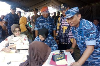 TNI AU gelar pengobatan massal dan bagikan paket sembako di Belitung