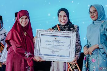 Pemkab Solok raih penghargaan ayah dan bunda Genre pengayom dari BKKBN