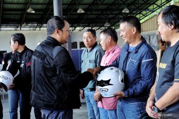 Jasa Raharja bersama komunitas motor Tomohon adakan safety riding dan pembersihan rambu lalu lintas