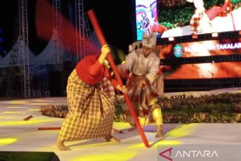 Kabupaten Takalar mempersembahkan tari appadekko di panggung F8