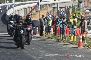 Presiden Jokowi mengendarai motor susuri jalan tol IKN