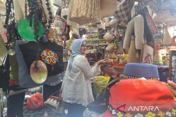 Iriana Jokowi berbelanja di Pasar Kebun Sayur Balikpapan